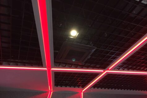 linie świetlne na suficie