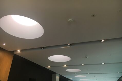przykład sufitu podwieszanego z kołami