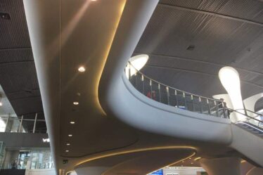 sufity podwieszane na dworcu