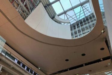 zastosowanie sufitów podwieszanych w budynku