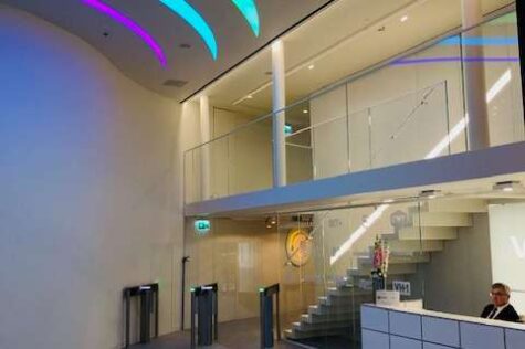 wyspy sufitowe w biurowcu